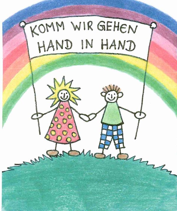Ein von Kindern gemaltes Bild: Zwei Kinder halten Hände unter einem Regenbogen und halten ein Banner mit der Aufschrift "Komm wir gehen Hand in Hand" in die Höhe.